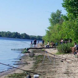 Водоем, где собирается много рыбаков-новичков