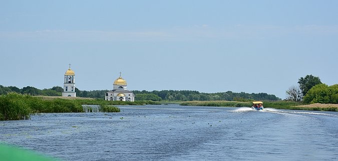 Половина Преображенской церкви и половина стоящей с ней рядом колокольни — это все, что осталось от села Гусинцы.