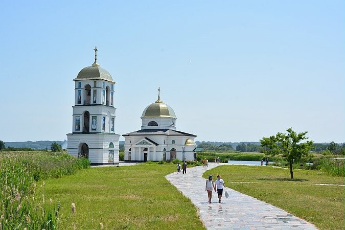 Добраться можно только на лодке — за мостом территория полигона и шлагбаум.