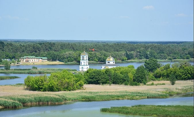 Есть еще один вариант — на вертолете. На 40-метровом рукотворном острове есть где приземлиться.