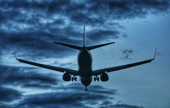 В США авиапассажира сняли с рейса за отказ надеть маску