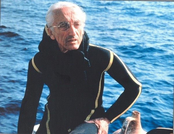 А Вы знали, что первым аквалангом Кусто был переделанный противогаз?